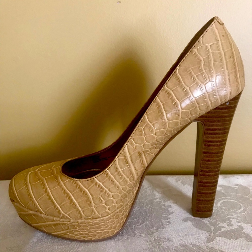 BCBG Nude Crocodile print pump with small platform. Perfect for any occasion!